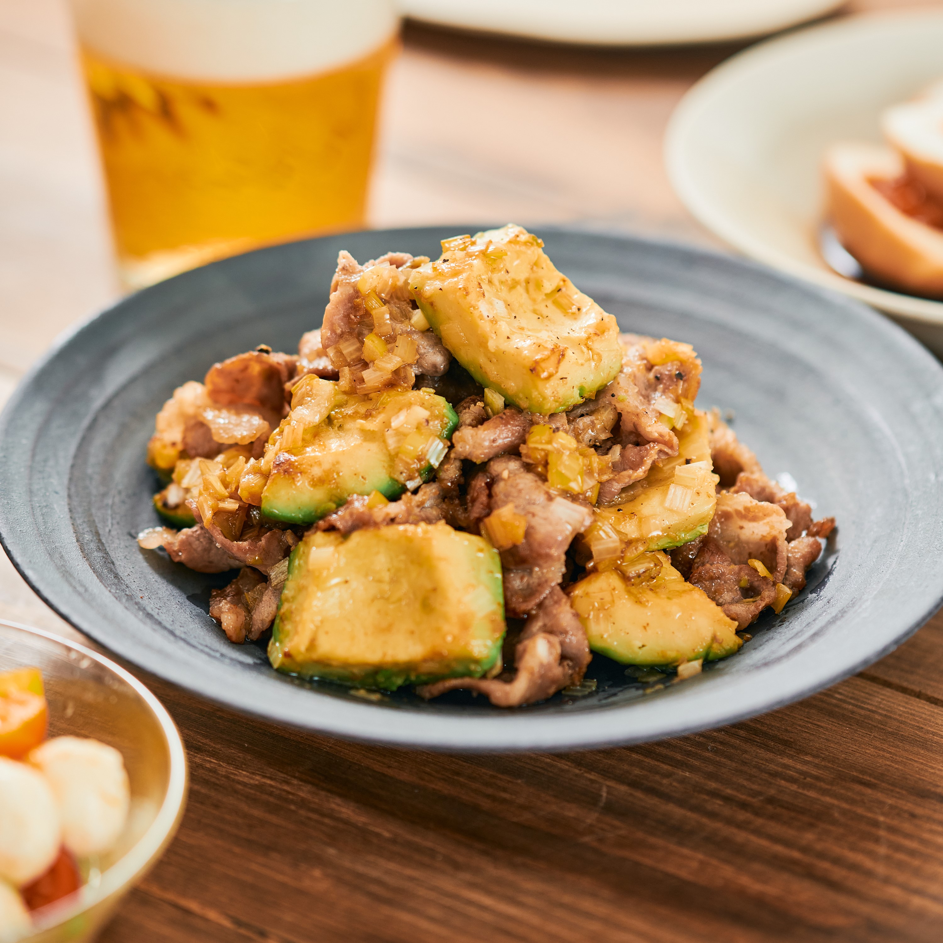 豚肉とアボカドのねぎ塩炒め